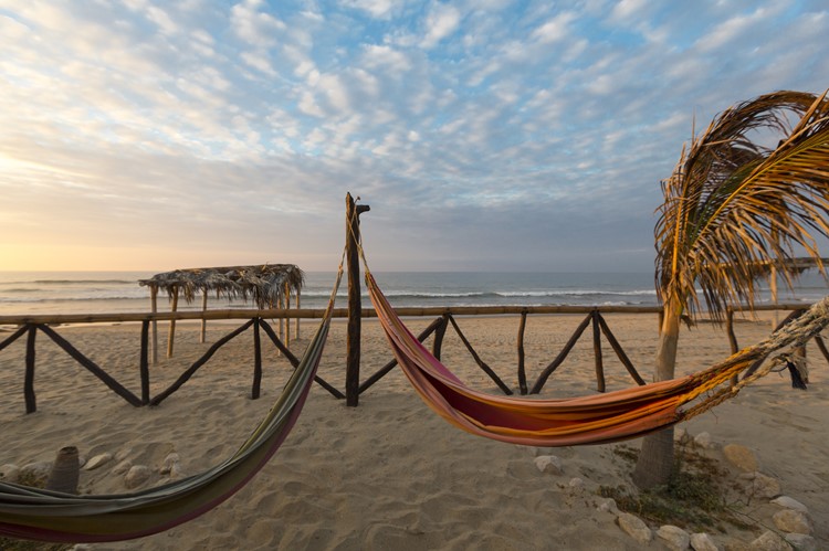 Hangmatten op het strand in Máncora, Peru